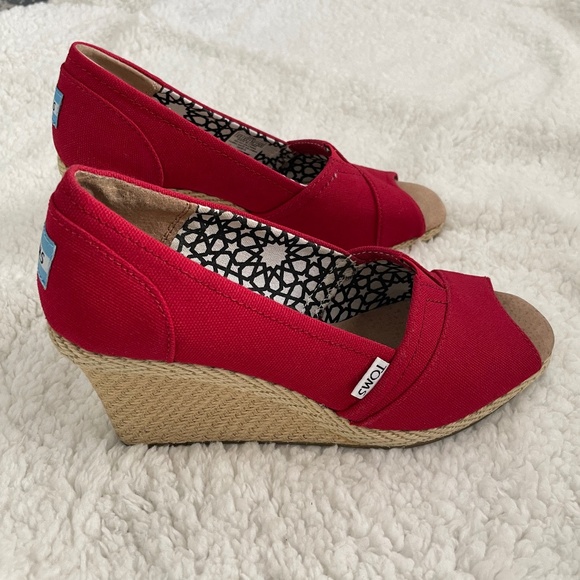 TOMS Classic Wedge in Red  Size 8.5 - Picture 3 of 6